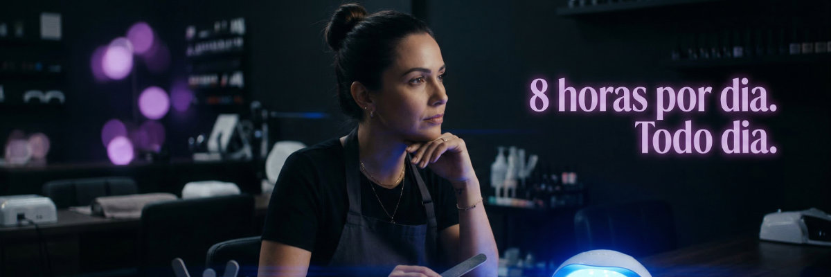 Nail designer pensativa no salão — risco ocupacional do TPO e DMPT para profissionais que trabalham 8 horas por dia