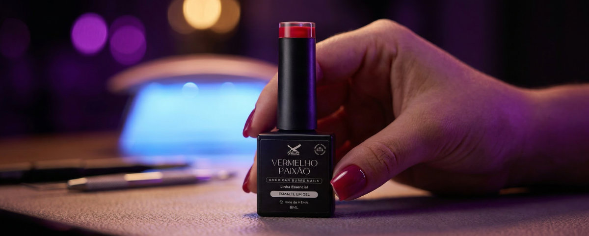 Mão segurando esmalte em gel Vermelho Paixão American Burrs Nails — livre de TPO, DMPT e HEMA