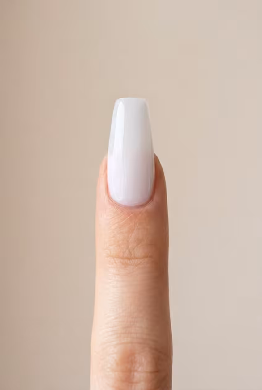 Unha bailarina com o Gel Construtor Branco Algodão em pele clara