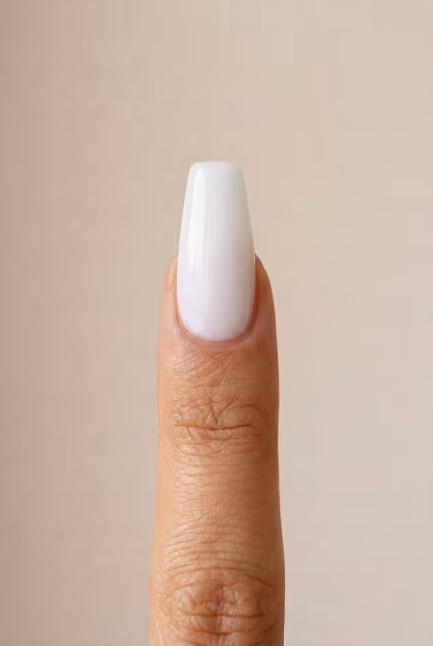 Unha bailarina com o Gel Construtor Branco Algodão em pele média