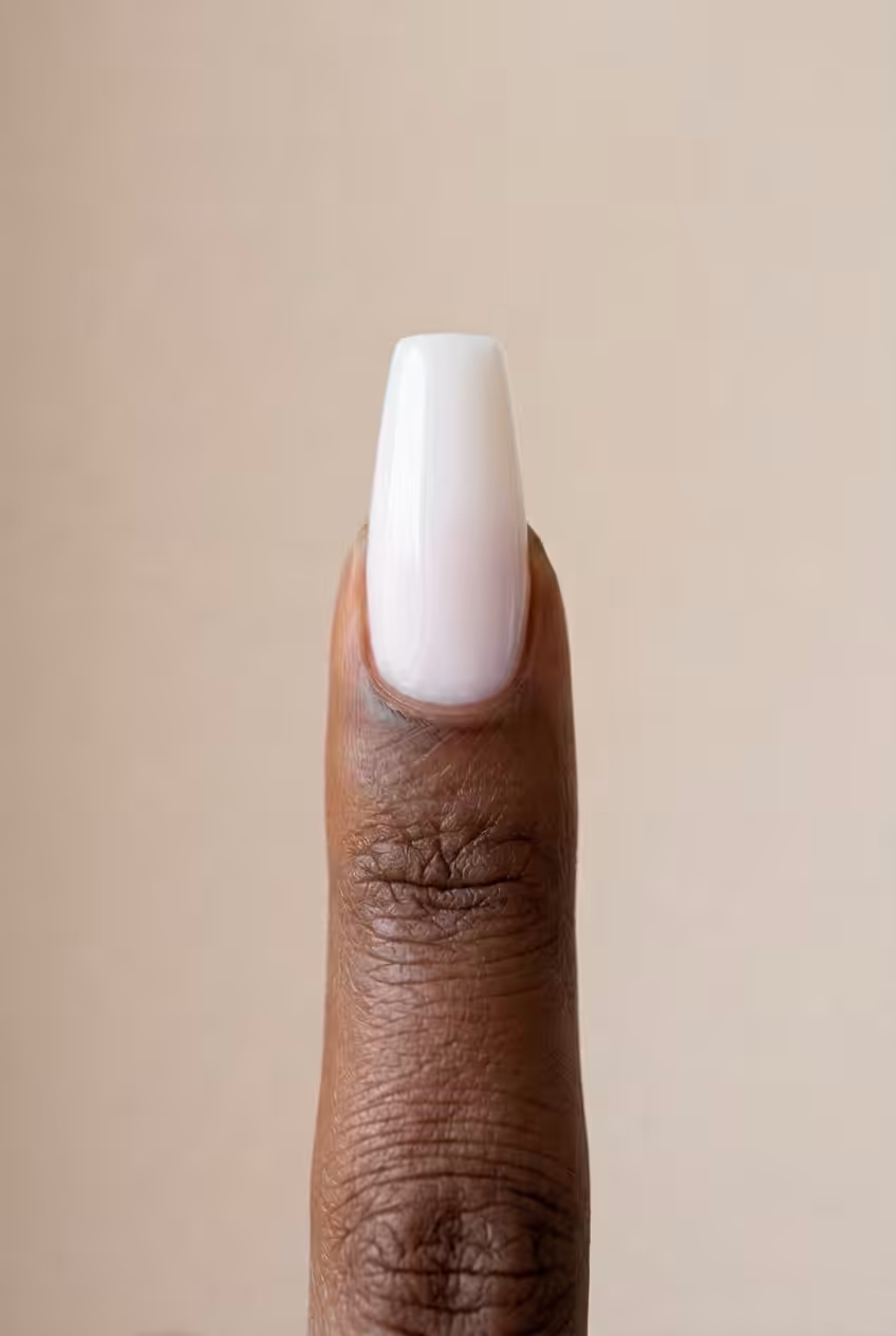Unha bailarina com o Gel Construtor Branco Algodão em pele negra