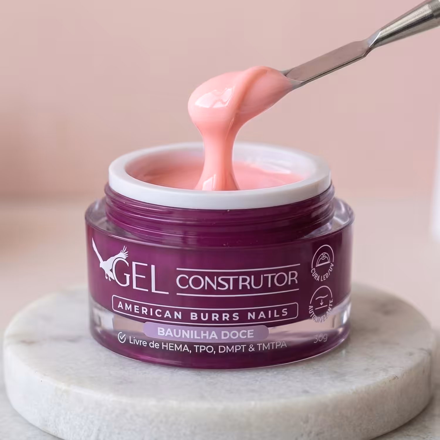 Espátula puxando o Gel Construtor Baunilha Doce do pote aberto