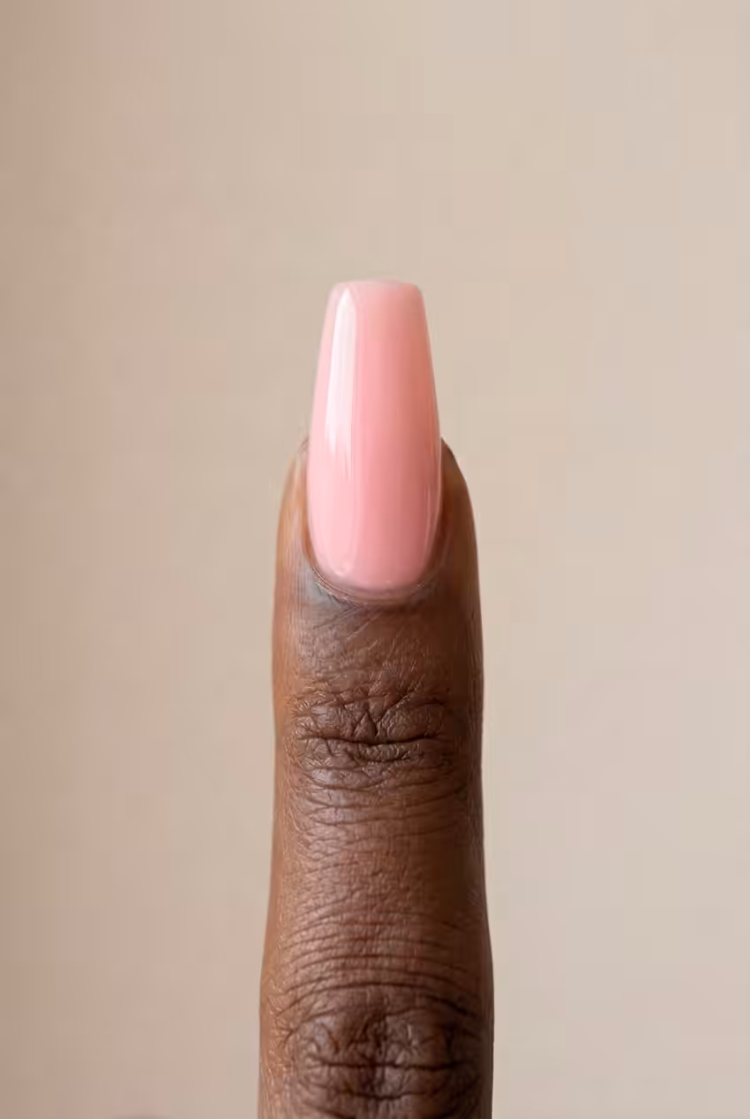 Unha bailarina com o Gel Construtor Baunilha Doce em pele negra