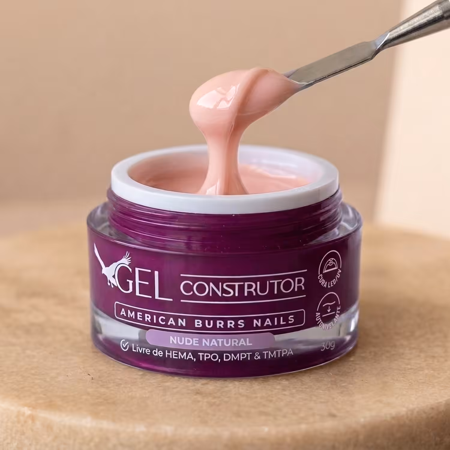 Espátula puxando o Gel Construtor Nude Natural do pote aberto