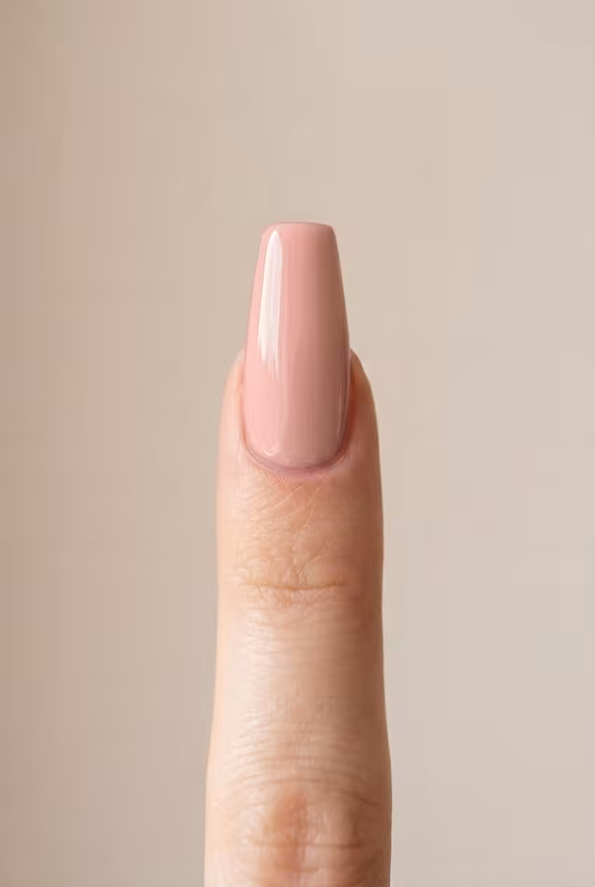 Unha bailarina com o Gel Construtor Nude Natural em pele clara