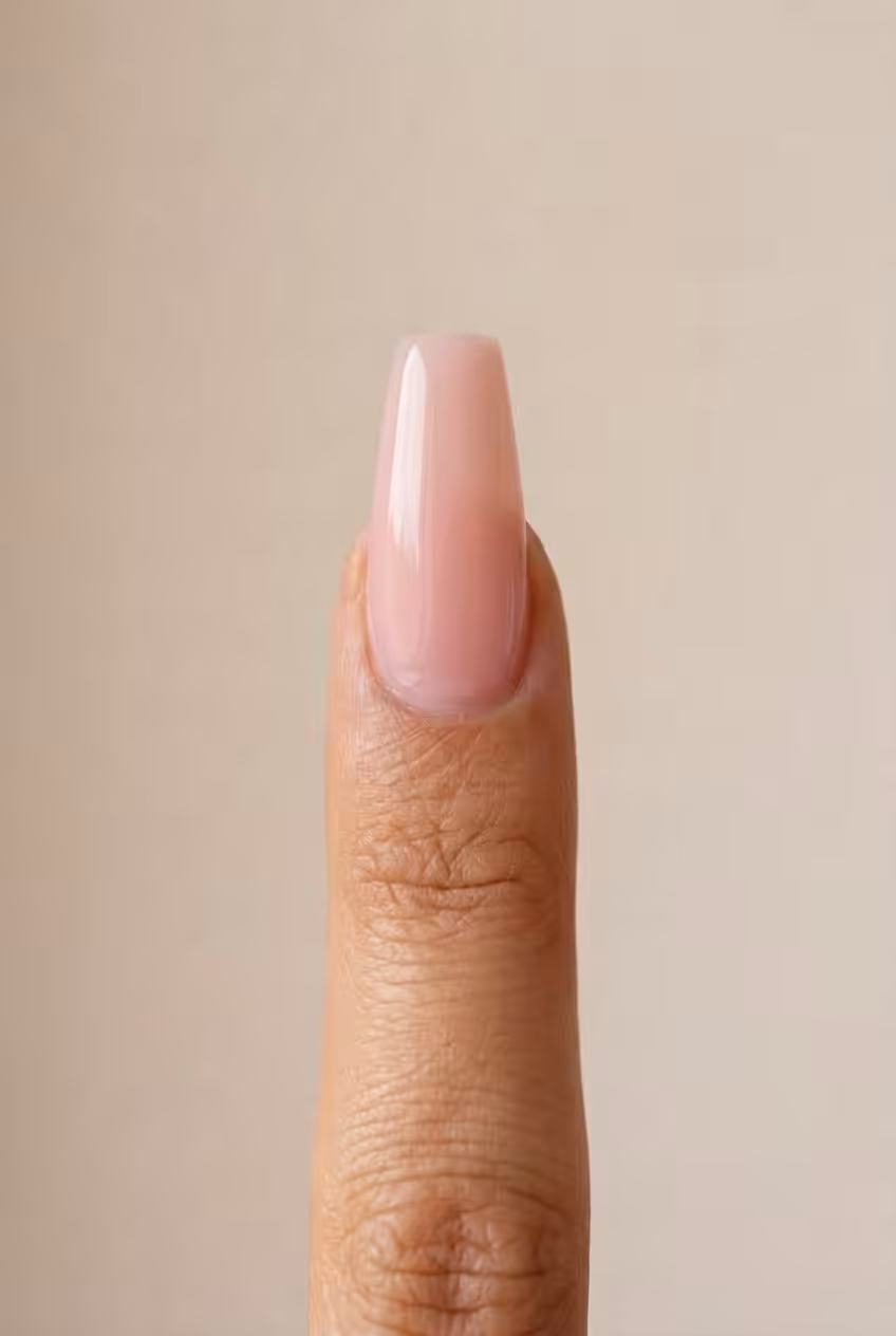 Unha bailarina com o Gel Construtor Nude Natural em pele média