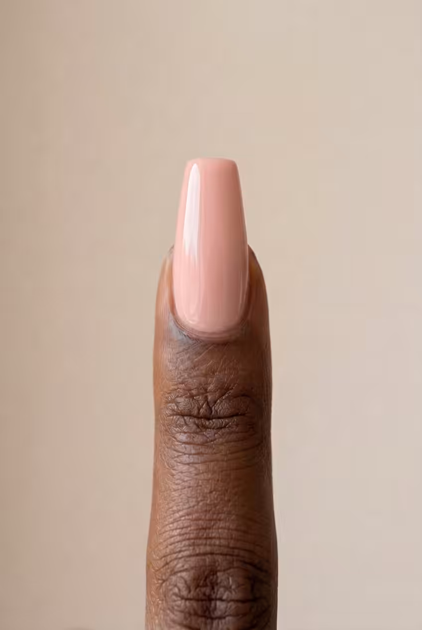 Unha bailarina com o Gel Construtor Nude Natural em pele negra