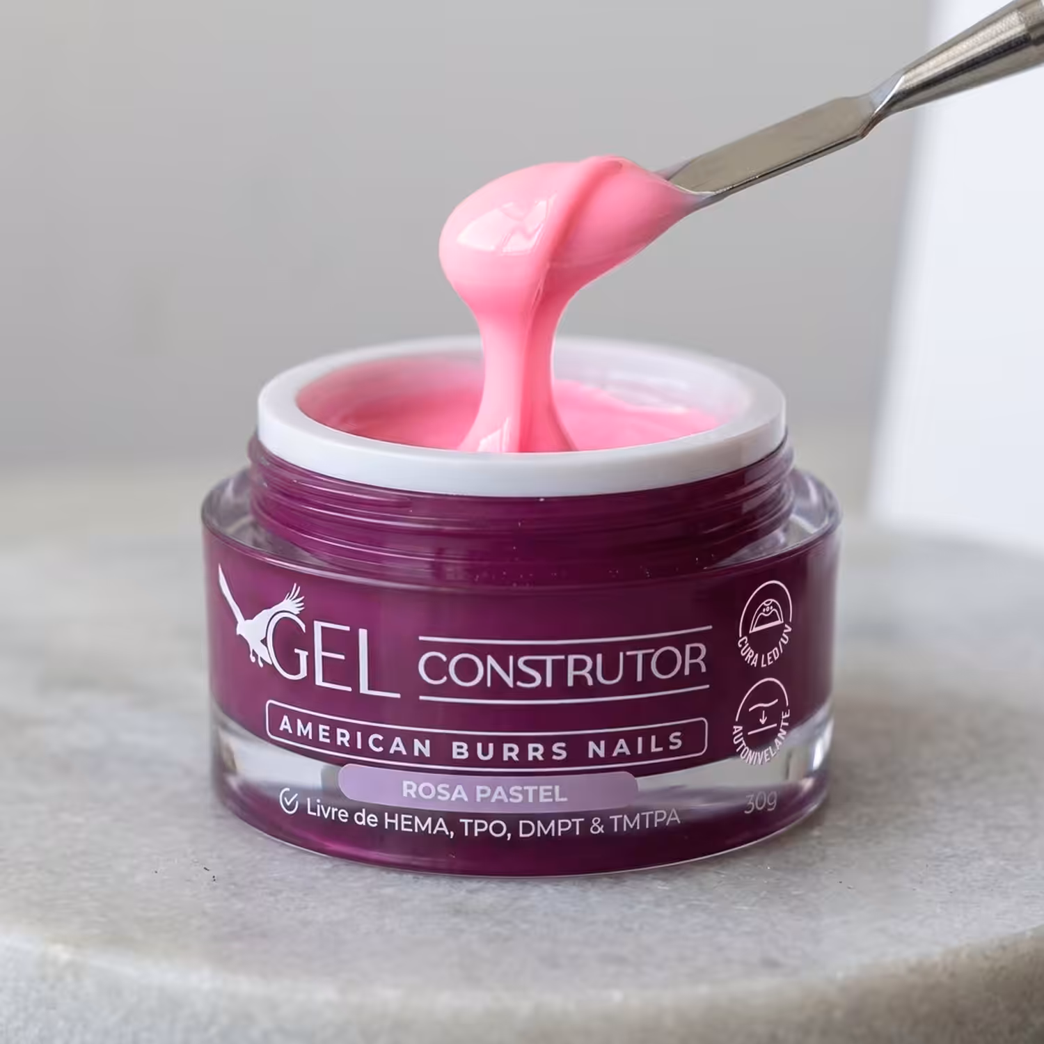 Espátula puxando o Gel Construtor Rosa Pastel do pote aberto