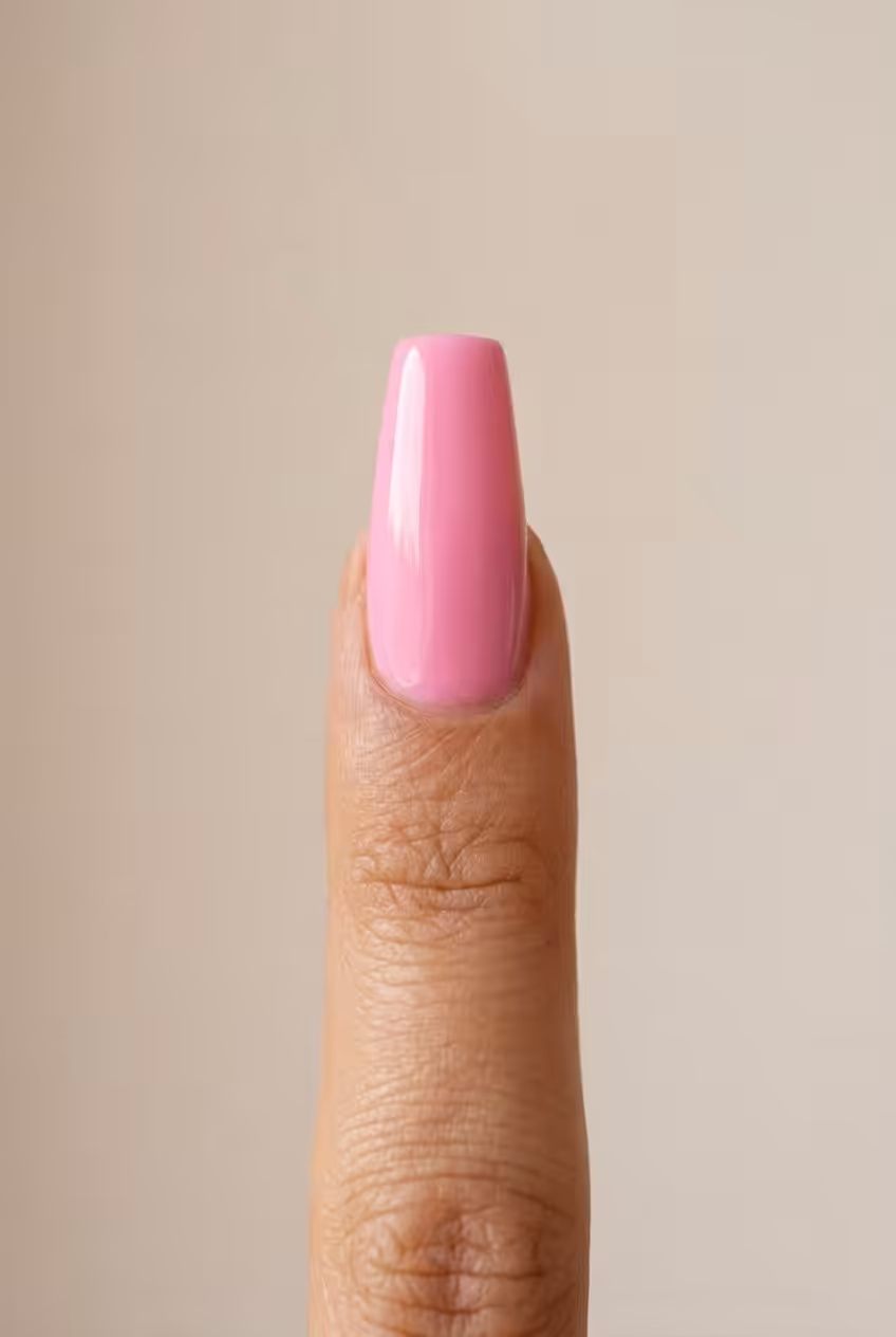 Unha bailarina com o Gel Construtor Rosa Pastel em pele média