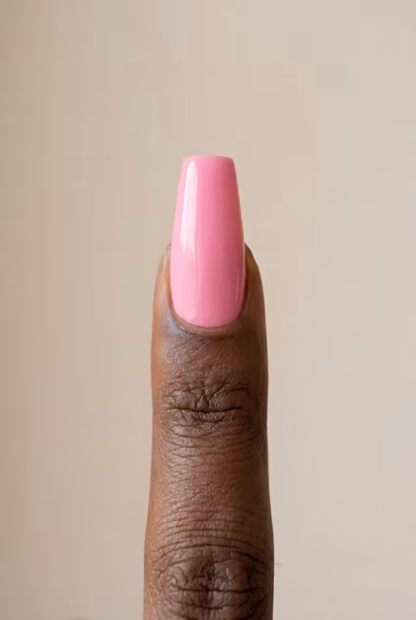Unha bailarina com o Gel Construtor Rosa Pastel em pele negra
