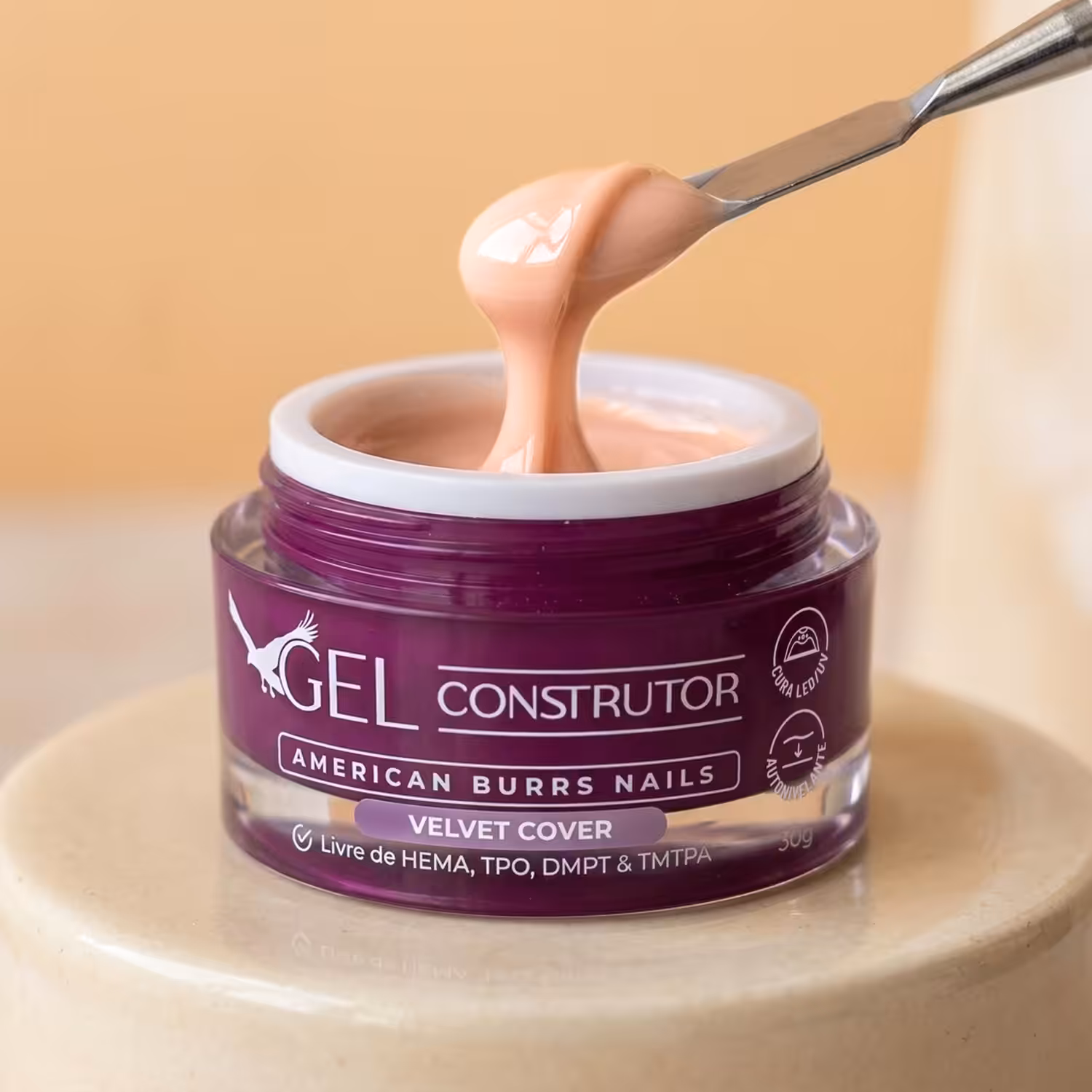 Espátula puxando o Gel Construtor Velvet Cover do pote aberto