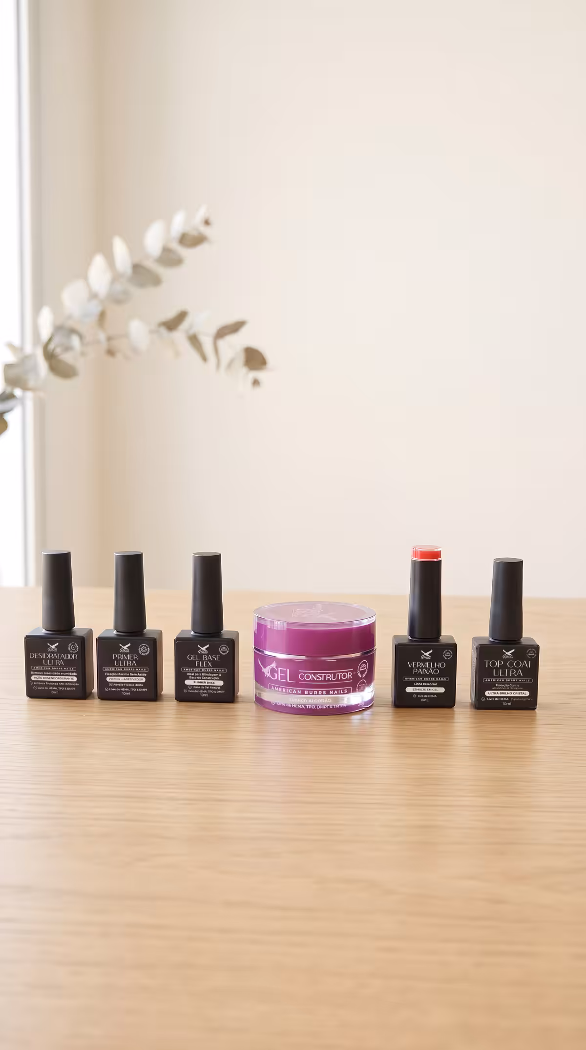 Desidratador Ultra, Primer Ultra, Gel Base Flex, Gel Construtor 30g, esmalte em gel e Top Coat Ultra numa mesa de madeira clara