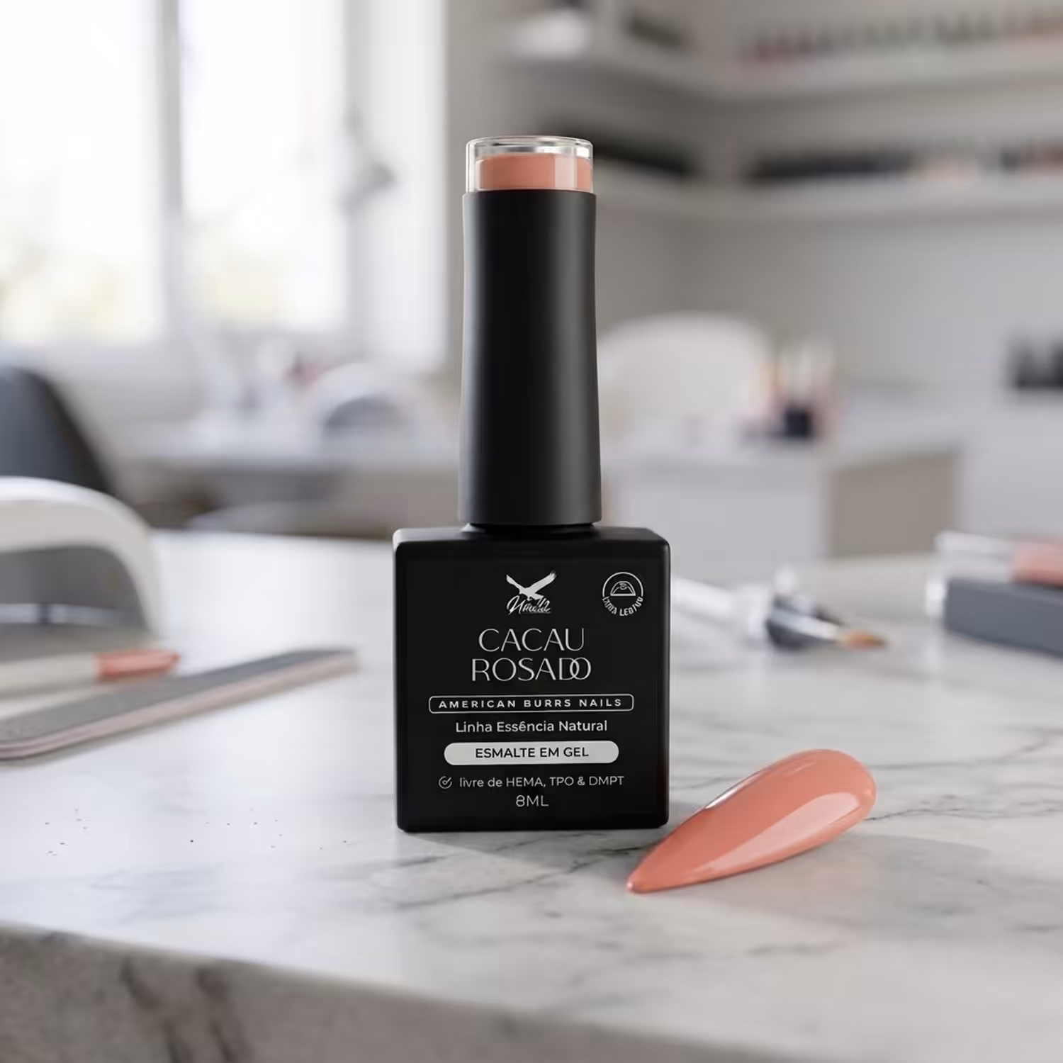 Frasco do Esmalte em Gel Cacau Rosado, da Linha Essência Natural, sobre uma bancada de mármore