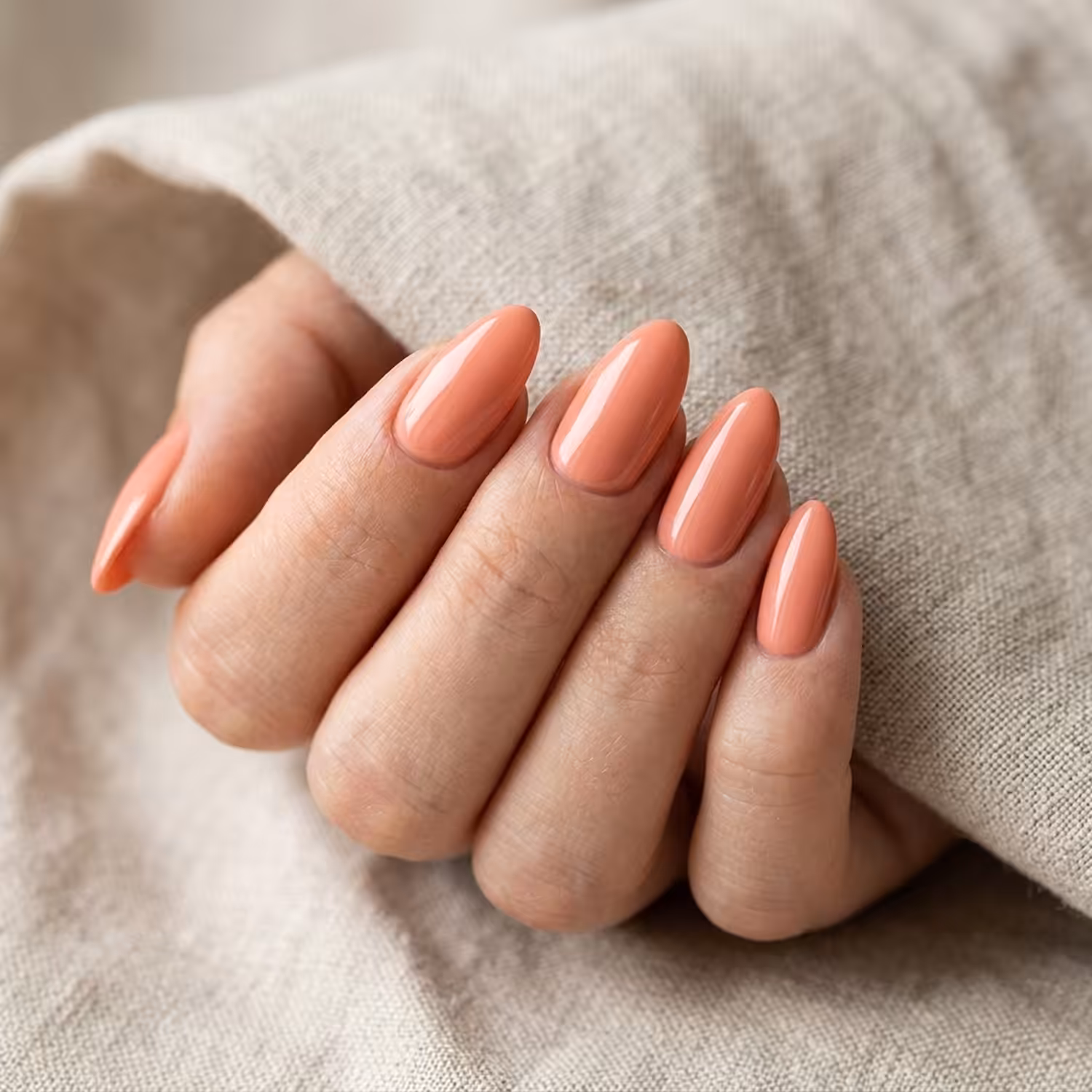 Mão com unhas pintadas com o Esmalte em Gel Cacau Rosado, da Linha Essência Natural