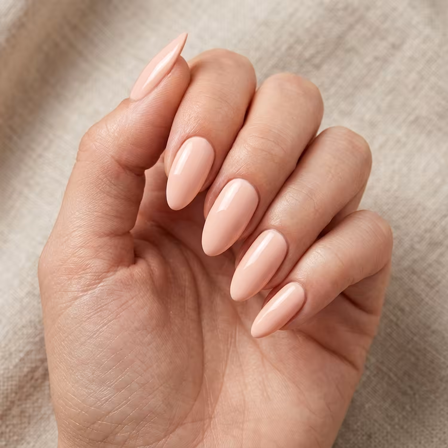 Mão com unhas pintadas com o Esmalte em Gel Canela Clara, da Linha Essência Natural
