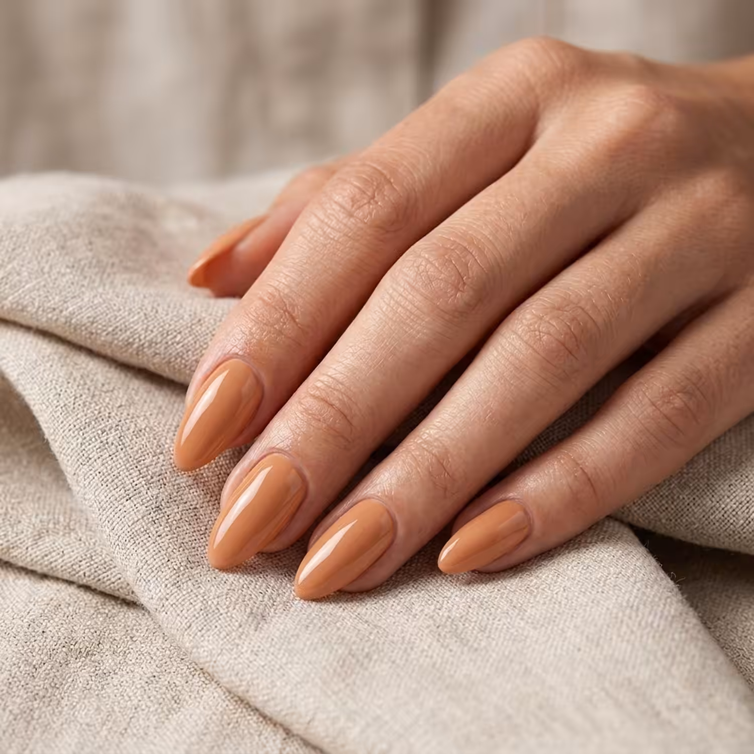 Mão com unhas pintadas com o Esmalte em Gel Ébano Quente, da Linha Essência Natural
