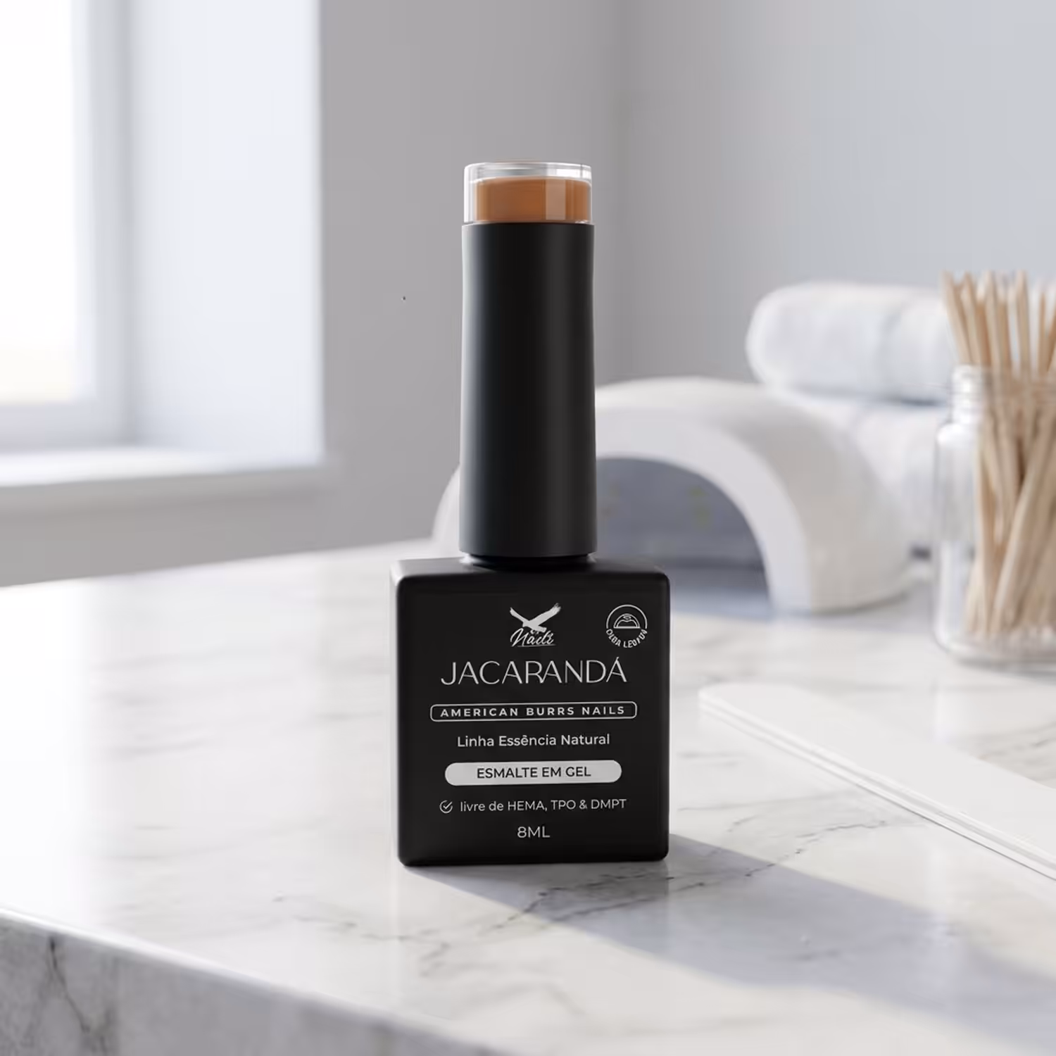 Frasco do Esmalte em Gel Jacarandá, da Linha Essência Natural, sobre uma bancada de mármore