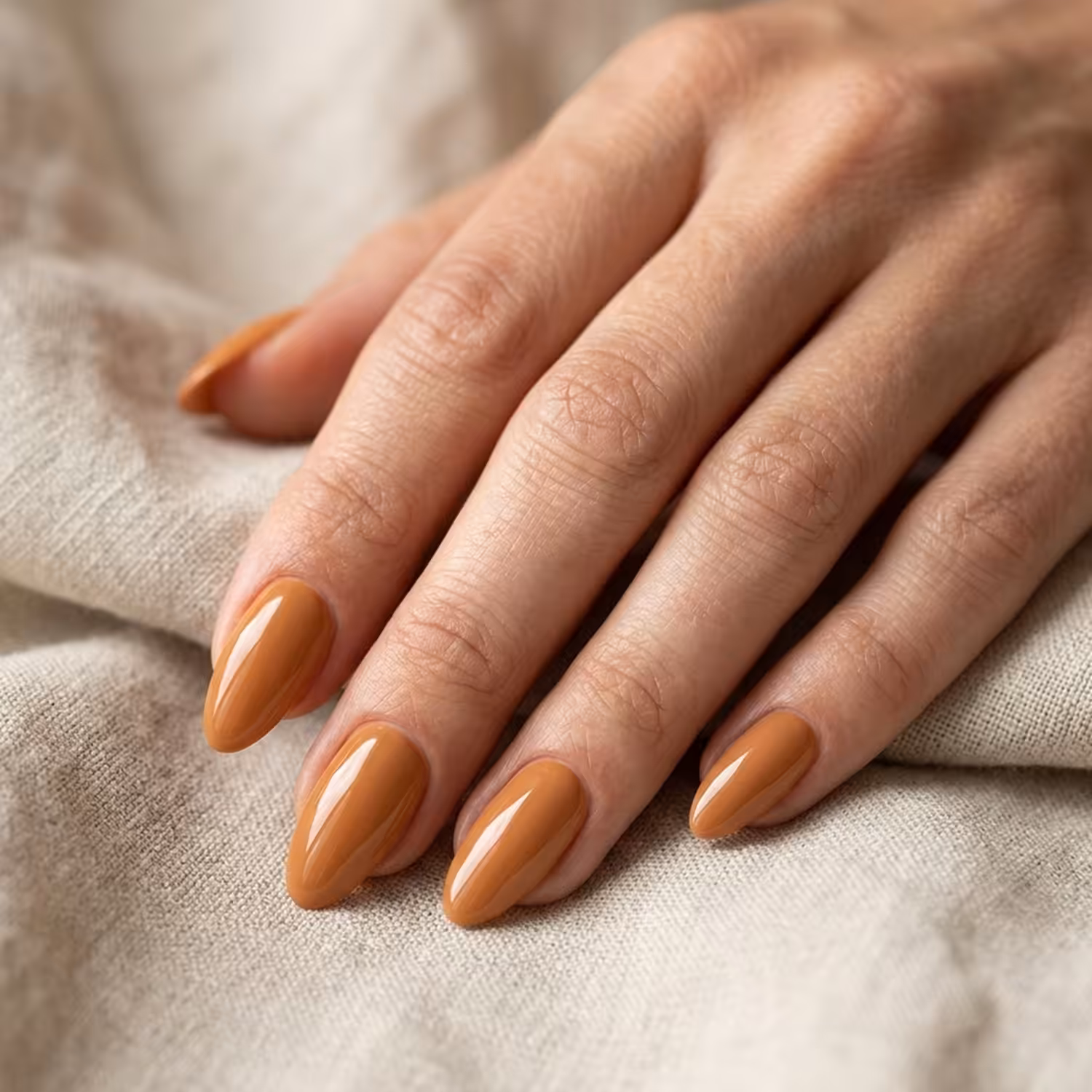 Mão com unhas pintadas com o Esmalte em Gel Jacarandá, da Linha Essência Natural