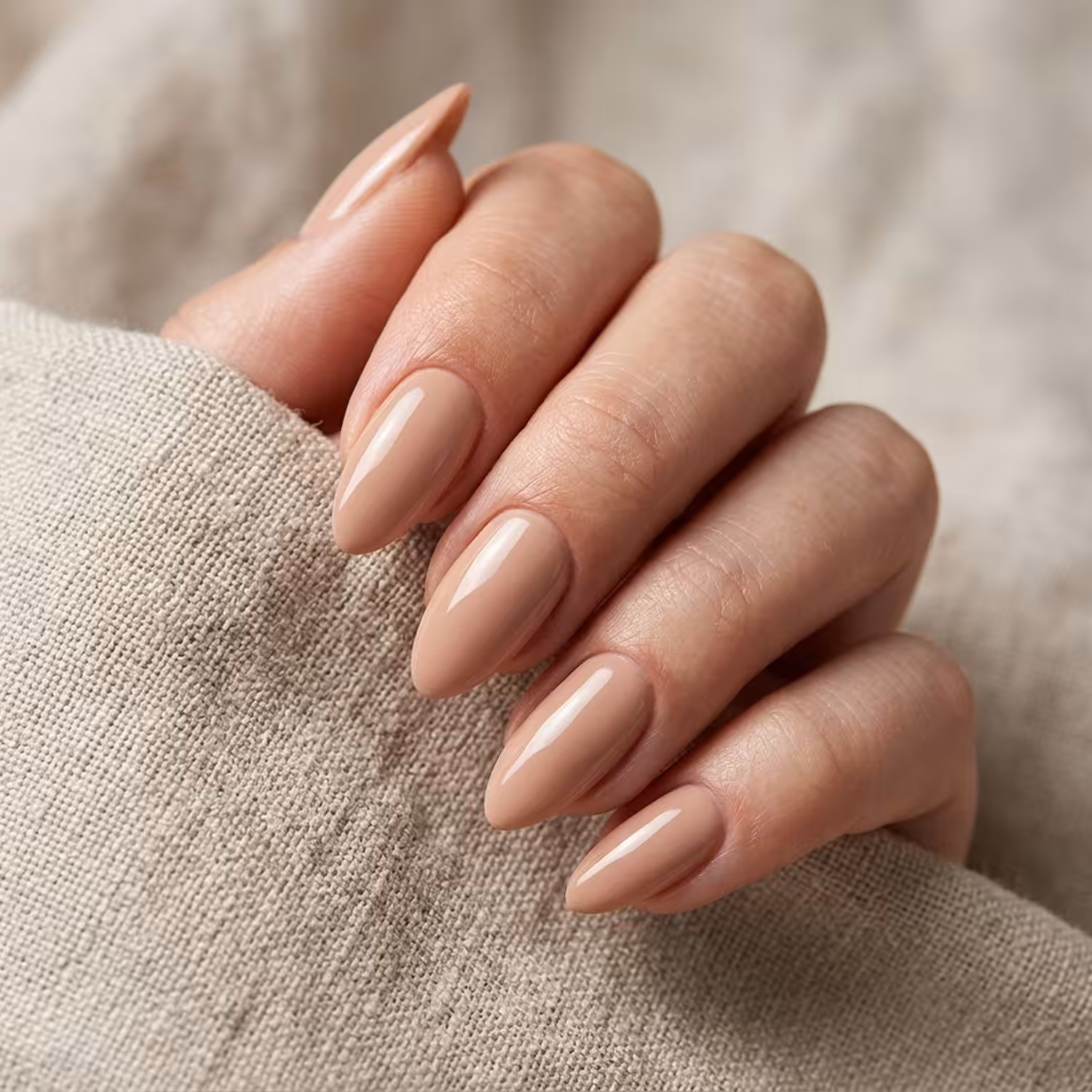 Mão com unhas pintadas com o Esmalte em Gel Tabaco, da Linha Essência Natural