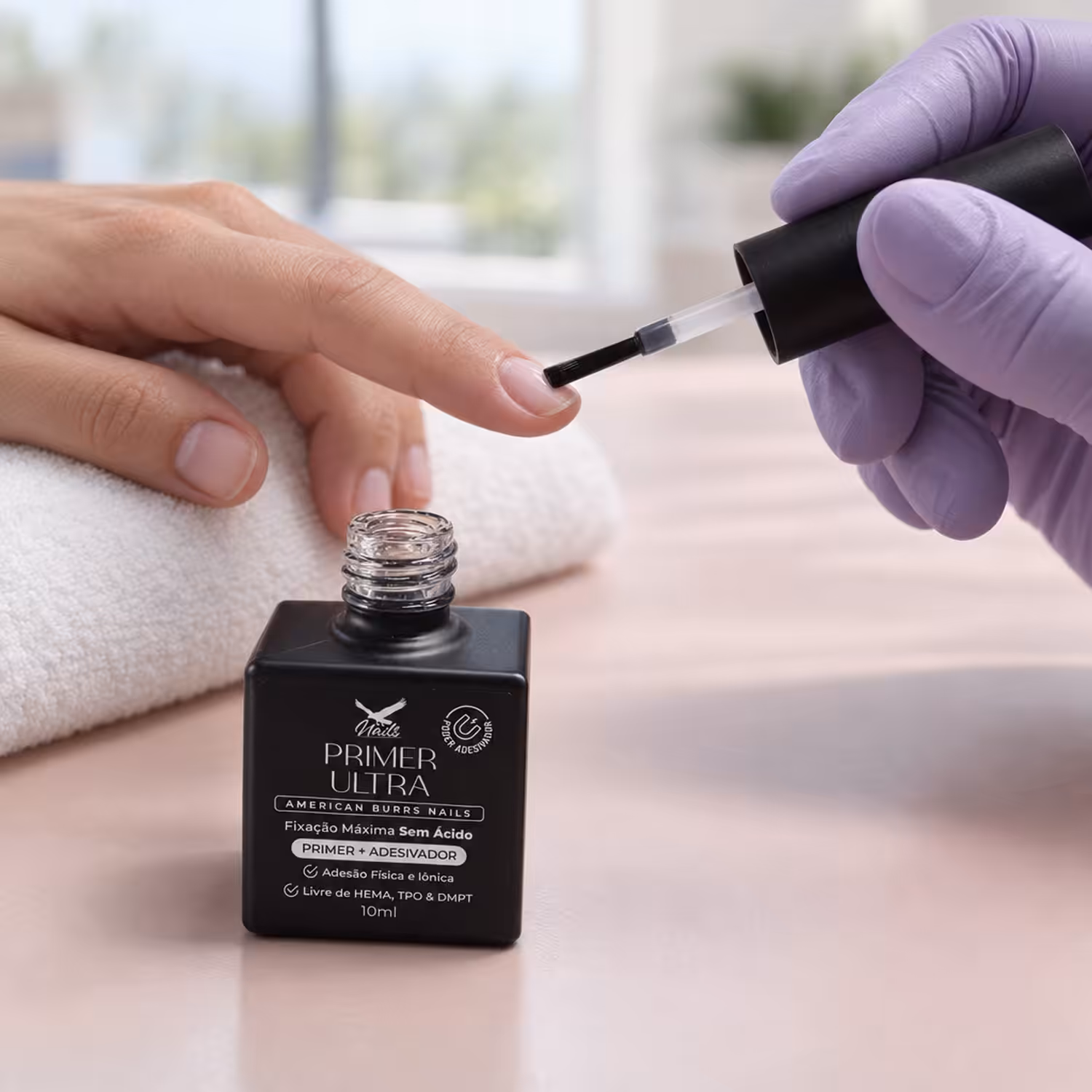 Primer Ultra AB Nails sendo aplicado na unha natural